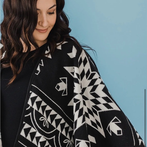 Star Indigenous Geometric Black and White Shawl - Picture 2 of 9